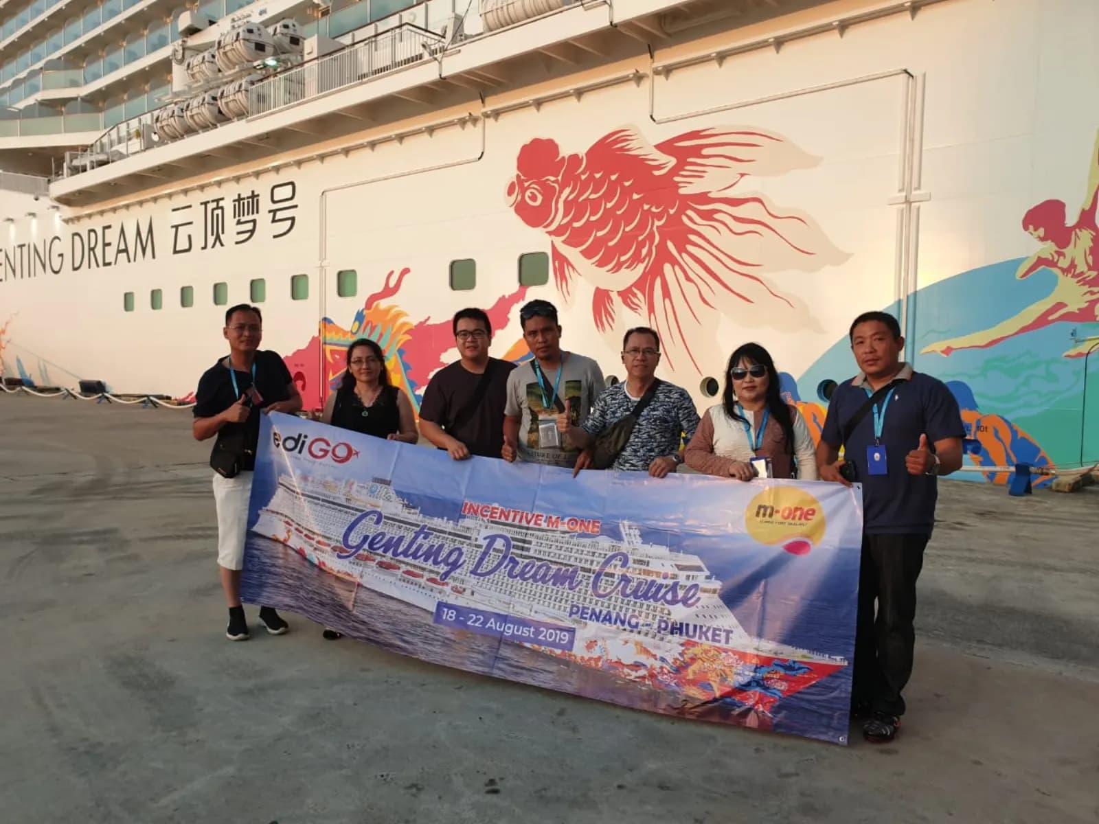 Peserta Cruise Gathering M-1 berfoto bersama di depan kapal