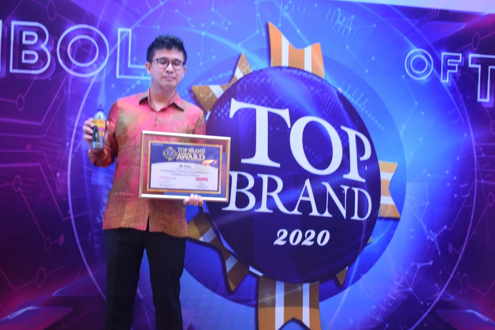 Perwakilan M-1 memegang sertifikat di panggung Top Brand 2020
